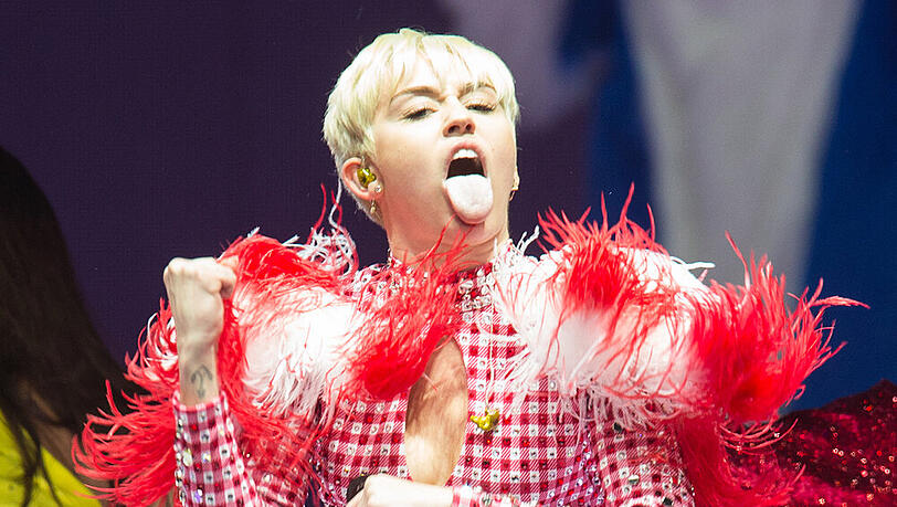 Miley Cyrus und die derzeit bekannteste Zunge im Musikgeschäft Miley Cyrus und die derzeit bekannteste Zunge im Musikgeschäft