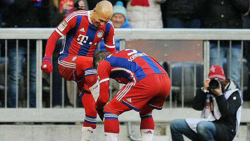 Arjen Robben bekommt von Bastian Schweinsteiger die Schuhe geputzt. Arjen Robben bekommt von Bastian Schweinsteiger die Schuhe geputzt.