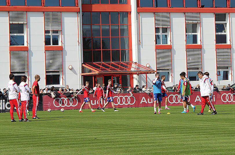 Der FC Bayern absolvierte vor den Augen von Zinedine Zidane eine lockere Trainingseinheit.