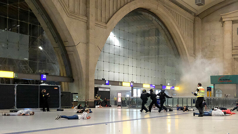 Terror-Übung im Hauptbahnhof Leipzig: Hunderte Polizisten und Helfer üben für den Ernstfall.
