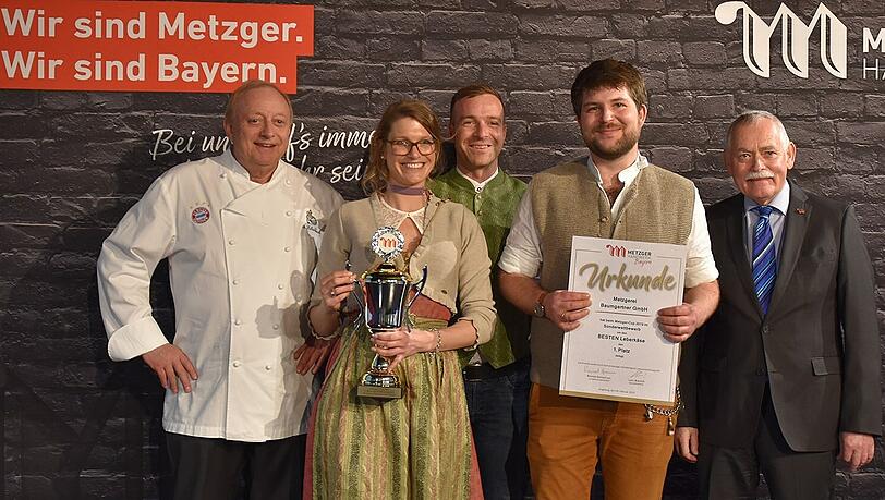Siegerehrung mit Alfons Schuhbeck (links) und Vroni Stenz, Andi Karasz sowie Linus Harutunian von der Metzgerei Baumgartner. Siegerehrung mit Alfons Schuhbeck (links) und Vroni Stenz, Andi Karasz sowie Linus Harutunian von der Metzgerei Baumgartner.