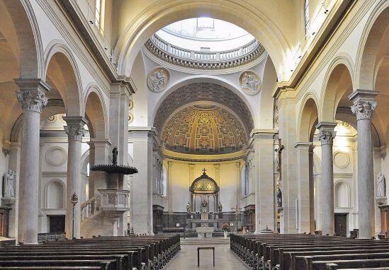 Die Innenansicht von St. Ursula in Schwabing.