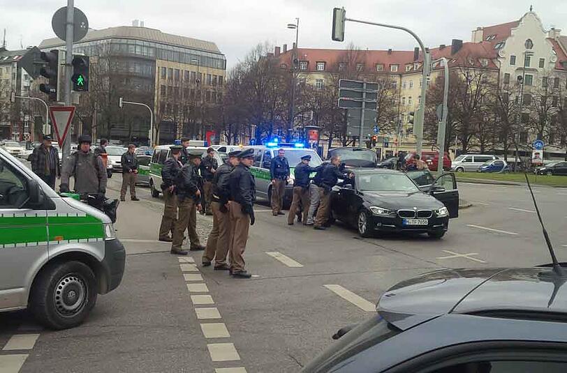 Hier schnappt die Polizei einige Tatverdächtige. Sie sollen den Juwelier Chopard in der Maximilianstraße in München brutal überfallen haben.