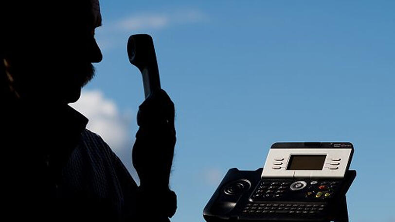 Mehrere Stunden hielten die Betrüger telefonischen Kontakt mit der Rentnerin und erhielten schließlich die Beute.