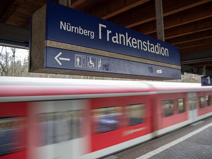Eine S-Bahn fährt an einem Bahnsteig am S-Bahnhof Frankenstadion vorbei. Foto: Daniel Karmann/dpa