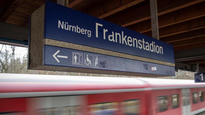 Eine S-Bahn fährt an einem Bahnsteig am S-Bahnhof Frankenstadion vorbei. Foto: Daniel Karmann/dpa Eine S-Bahn fährt an einem Bahnsteig am S-Bahnhof Frankenstadion vorbei. Foto: Daniel Karmann/dpa