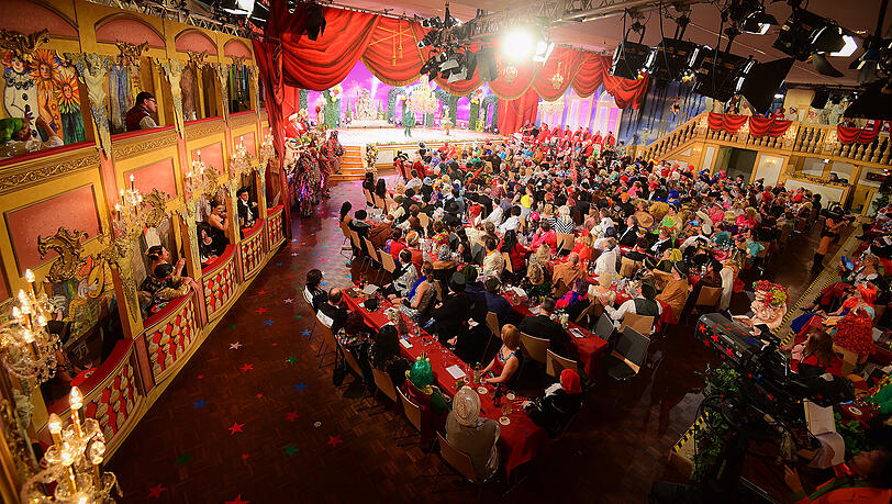 Faschingsfans verfolgen das Programm der Künstler bei der Fernseh-Prunksitzung "Fastnacht in Franken". (Archivbild)