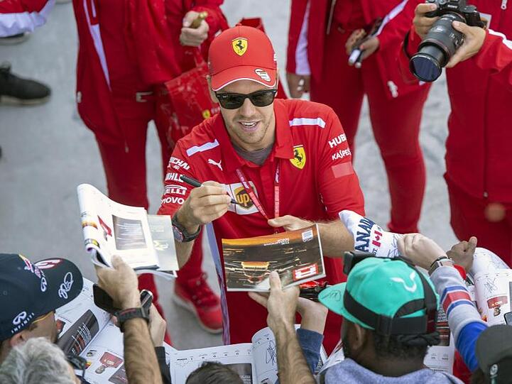 Gefragte Unterschrift: Sebastian Vettel erfüllt die Wünsche der kanadischen Fans.