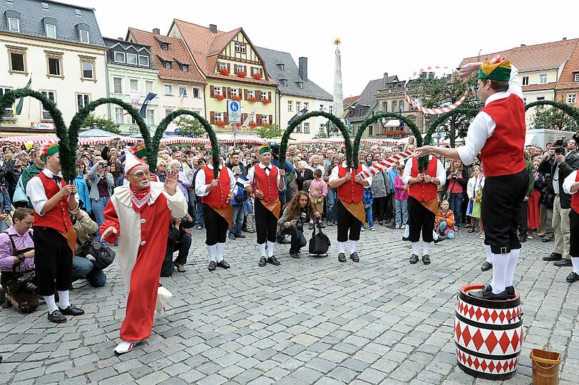 Büttner eröffnen am Samstag mit dem traditionellen Büttnertanz die "Kulmbacher Bierwoche 2011" in Kulmbach.