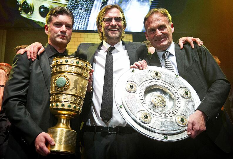 "Borussia, schenk uns die Schale und den Pokal noch obendrein" - der Hit Norbert Dickels wurde am Samstagabend wahr, das historische Double vom BVB dementsprechend gebührend gefeiert. Dortmunds Sportdirektor Michael Zorc, Trainer Jürgen Klopp und Manager Hans-Joachim Watzke (v.l.) strahlen bei der Feier am Sonntag in Berlin mit dem DFB-Pokal um die Wette.