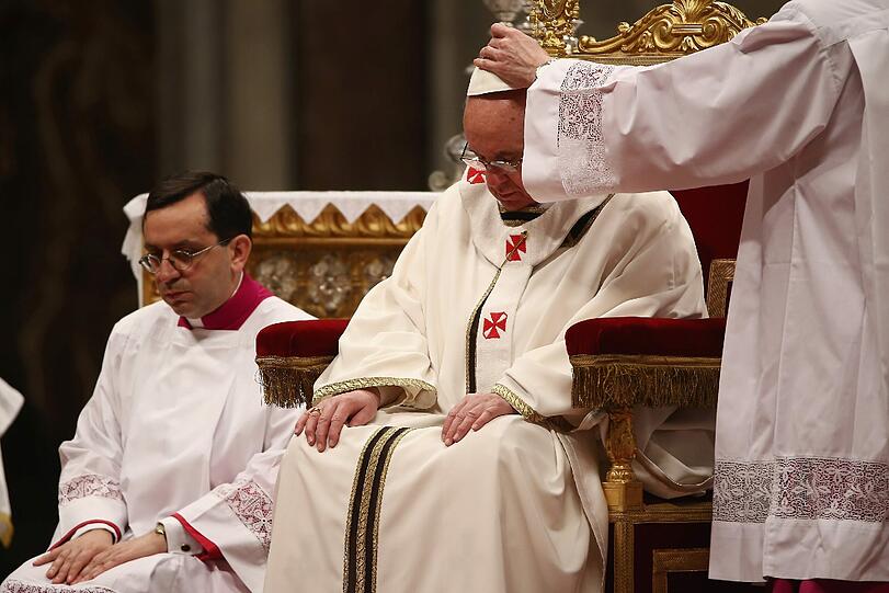 Es ist ein Symbol: Papst Franziskus geht am Gründonnerstag in ein Jugendgefängnis und wäscht zwölf Häftlingen die Füße &ndash; so wie es einst Jesus bei seinen Jüngern tat. Die Botschaft: Ich bin der Papst für die Armen. Die Papst-Bilder vom Gründonnerstag.