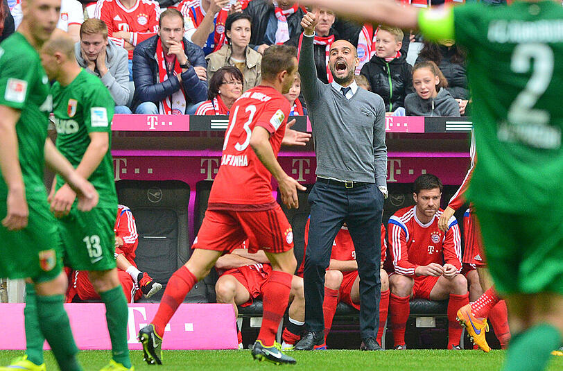 Bayern-Trainer Pep Guardiola gestikuliert an der Linie: Die Niederlage des FC Bayern gegen den FC Augsburg konnte er nicht verhindern.
