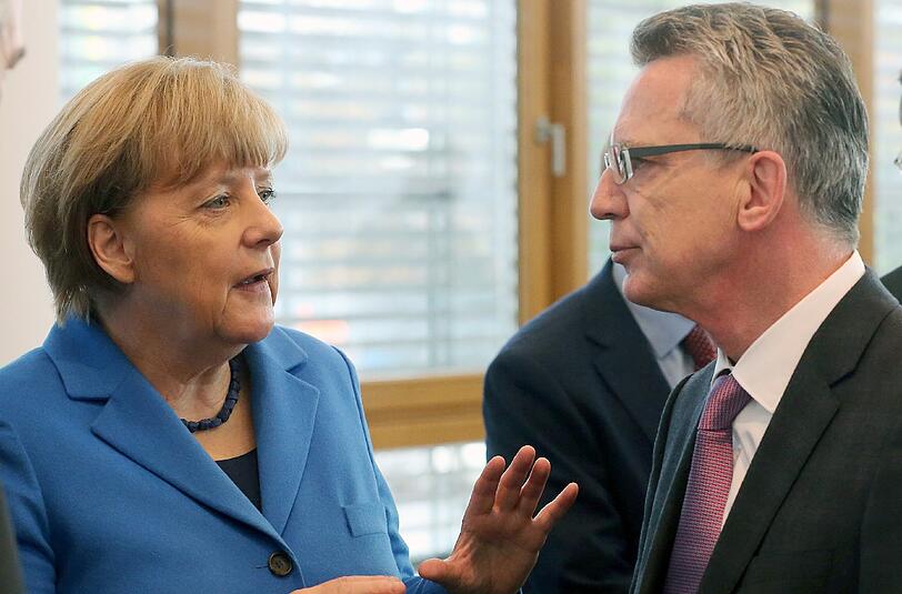 Bundeskanzlerin Angela Merkel und Bundesinnenminister Thomas de Maiziere unterhalten sich zu Beginn der CDU-Präsidiumssitzung in Berlin.