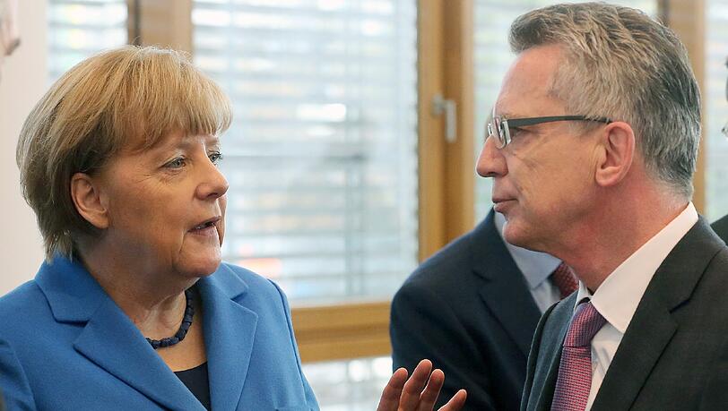 Bundeskanzlerin Angela Merkel und Bundesinnenminister Thomas de Maiziere unterhalten sich zu Beginn der CDU-Präsidiumssitzung in Berlin. Bundeskanzlerin Angela Merkel und Bundesinnenminister Thomas de Maiziere unterhalten sich zu Beginn der CDU-Präsidiumssitzung in Berlin.