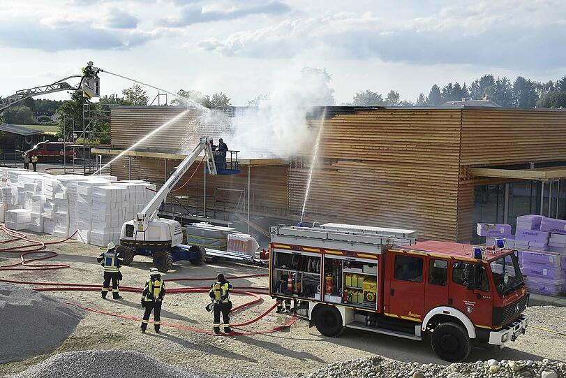 Bis zum Eintreffen der Einsatzkräfte hatten die Flammen rund zehn Quadratmeter der Holzfassade erfasst.