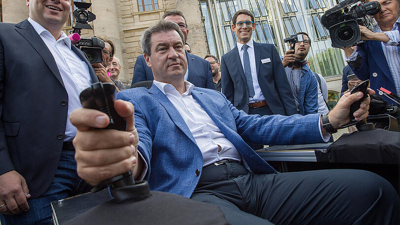Ministerpräsident Markus Söder sitzt im Flugsimulator schonmal Probe.