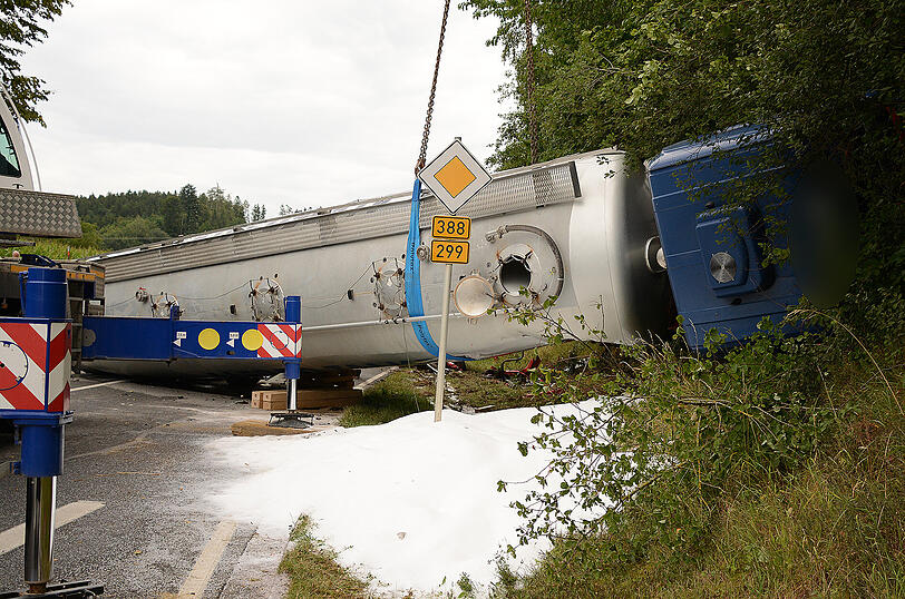 Ein umgekippter Tanklastzug hat bei dem Unfall in Niederbayern ein Auto samt dessen Fahrer unter sich begraben.
