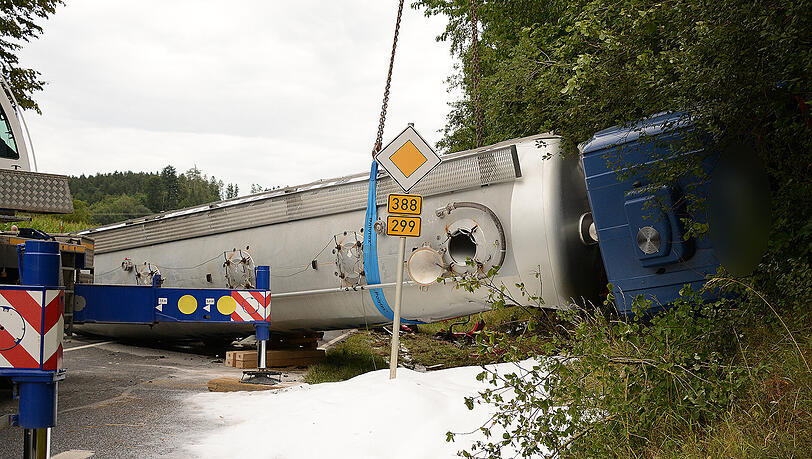 Ein umgekippter Tanklastzug hat bei dem Unfall in Niederbayern ein Auto samt dessen Fahrer unter sich begraben.