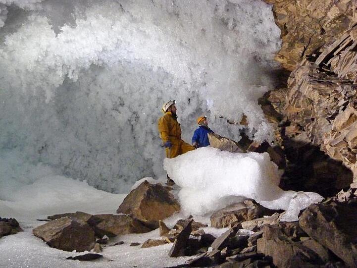 Wissenschaftler sammeln in einer Höhle in Sibirien Daten zum Permafrost.