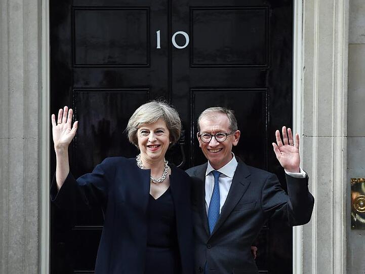 Theresa May und ihr Ehemann Philip in der Downing Street.