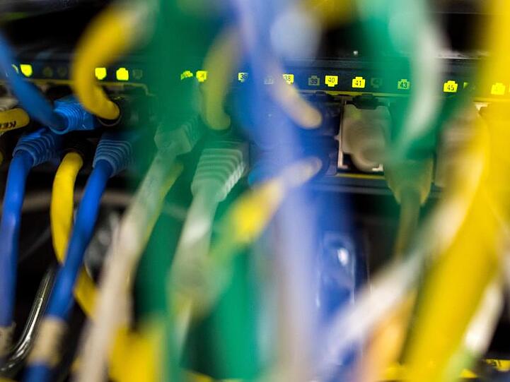 Unter Vorratsdatenspeicherung versteht man die flächendeckende, anlasslose Erfassung von Telefon- und Internetdaten der Nutzer.