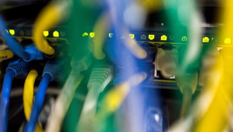 Unter Vorratsdatenspeicherung versteht man die flächendeckende, anlasslose Erfassung von Telefon- und Internetdaten der Nutzer. Unter Vorratsdatenspeicherung versteht man die flächendeckende, anlasslose Erfassung von Telefon- und Internetdaten der Nutzer.