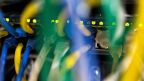 Unter Vorratsdatenspeicherung versteht man die flächendeckende, anlasslose Erfassung von Telefon- und Internetdaten der Nutzer.