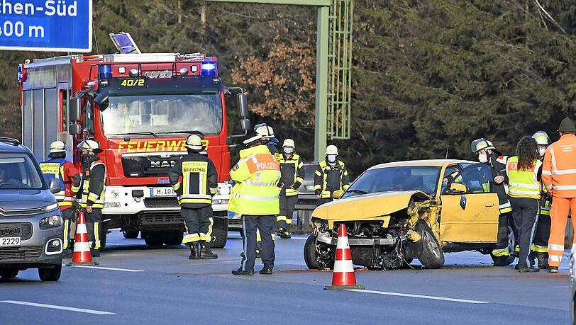 Eines der demolierten Autos auf der A8.