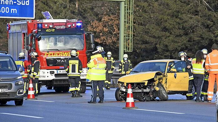 Eines der demolierten Autos auf der A8.