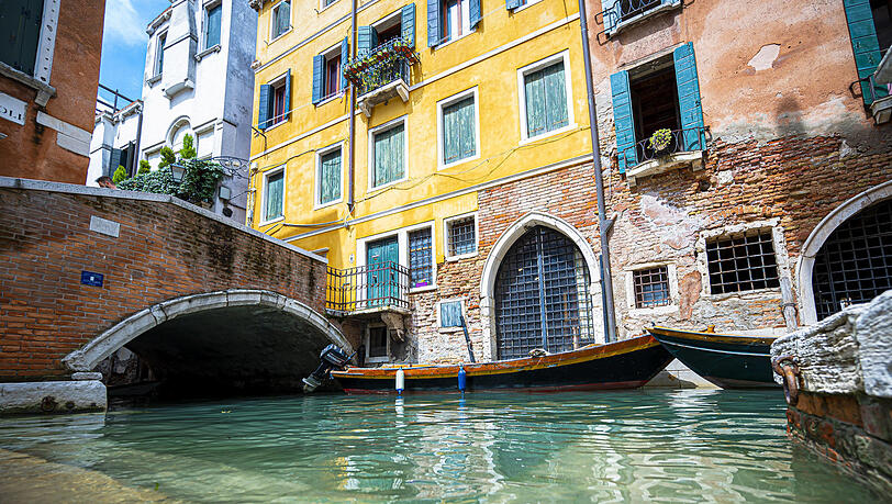 Weniger Schiffsverkehr und kaum Touristen sorgten vergangenes Jahr für klareres Wasser in Venedigs Kanälen. Weniger Schiffsverkehr und kaum Touristen sorgten vergangenes Jahr für klareres Wasser in Venedigs Kanälen.