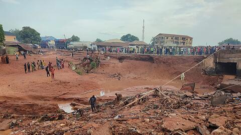 Große Zerstörungen durch eine Unwetterflut im nigerianischen Mokwa.