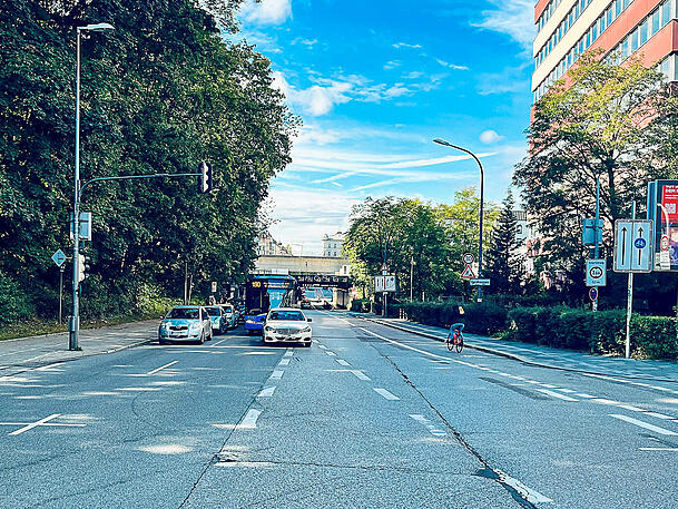 Der neu abgezeichnete Radweg auf der Rosenheimer Stra&szlig;e stadteinw&auml;rts.