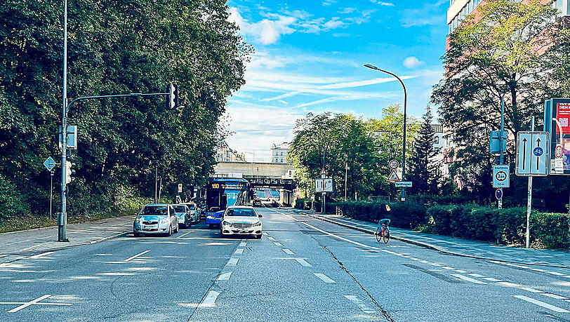 Der neu abgezeichnete Radweg auf der Rosenheimer Stra&szlig;e stadteinw&auml;rts.