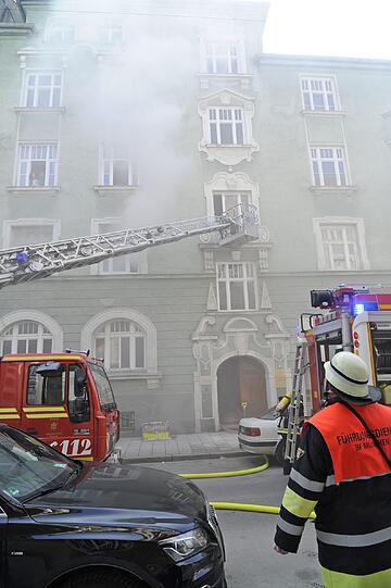 Trautenwolfstr.: Weil im Abstellraum einer Wohnung im 1. Stock ein Brand ausgebrochen ist, müssen eine Mutter und ihr Kleinkind über eine Drehleiter aus dem 2. Stock gerettet werden. Es brennt in der Wohnung einer 77 Jahre alten Frau. Sie versucht noch, das Feuer mit einer Decke zu löschen, gibt aber ihr hoffnungsloses Unterfangen schnell auf und flüchtet in die Nachbarwohnung. Gleichzeitig mit der Rettung von Mutter und Kind beginnt die Feuerwehr mit der Brandbekämpfung. Nach 15 Minuten ist das Feuer aus. In der Vierzimmerwohnung entsteht ein Schaden im sechsstelligen Bereich.