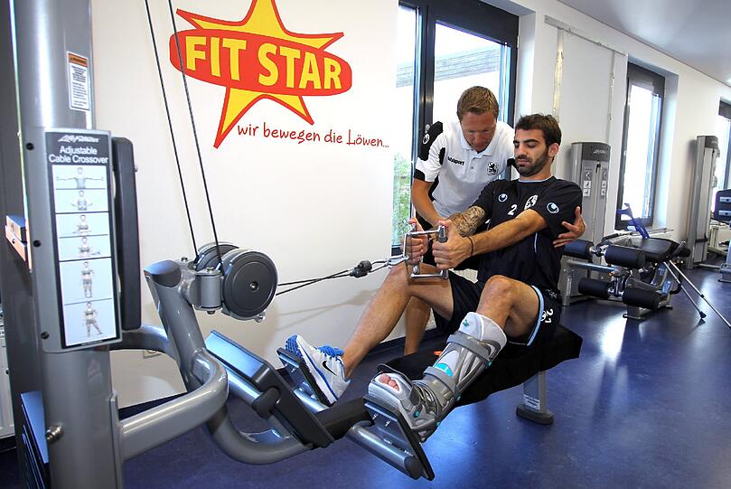 Nach dem Syndesmosebandriss befindet sich Grigoris Makos aktuell im Aufbautraining. Hier sind die Bilder von Makos mit Physiotherapeut Stephan Reiner im Fitnessstudio.