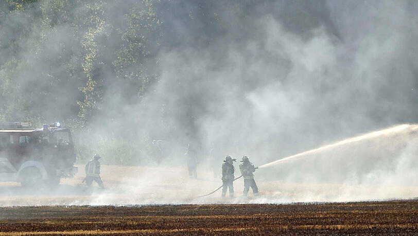 Extreme Bedingungen bei den Löscharbeiten: Trotz Atemschutz mussten zwei Feuerwehrler zur Behandlung in ein Krankenhaus eingeliefert werden. Extreme Bedingungen bei den Löscharbeiten: Trotz Atemschutz mussten zwei Feuerwehrler zur Behandlung in ein Krankenhaus eingeliefert werden.