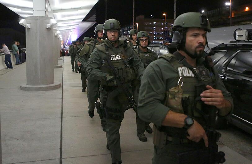 Nach den tödlichen Schüssen auf dem Flughafen von Fort Lauderdale in Florida hat die Polizei einen Verdächtigen verhaftet. Er soll mindestens fünf Menschen erschossen haben, acht weitere wurden verletzt. Das teilte der zuständige Sheriff mit.