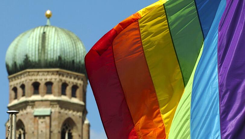 Im Glockenbachviertel könnten Haltestellen bald in Regenbogenfarben erleuchten. (Symbolbild)