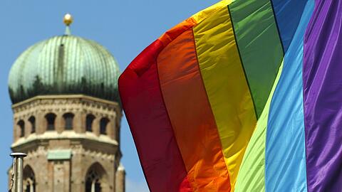 Im Glockenbachviertel könnten Haltestellen bald in Regenbogenfarben erleuchten. (Symbolbild)