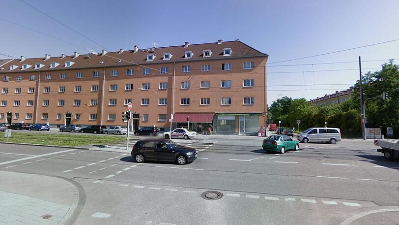 An der Kreuzung Agnes-Bernauer-Straße/Fröbelplatz sind am Freitag eine Tram und ein Lkw zusammengestoßen. (Archivbild)