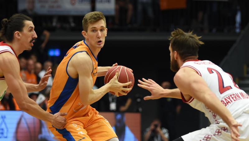 Bayerns Nihad Djedovic (l) und Danilo Barthel kämpfen gegen Rastas Clint Chapmann um den Ball. Foto: Carmen Jaspersen Bayerns Nihad Djedovic (l) und Danilo Barthel kämpfen gegen Rastas Clint Chapmann um den Ball. Foto: Carmen Jaspersen