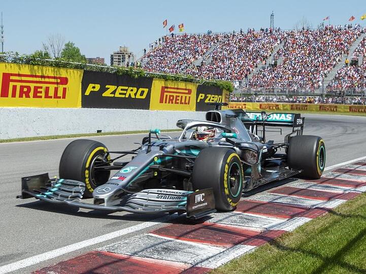 Lewis Hamilton profitierte von einer Zeitstrafe seines Konkurrenten.