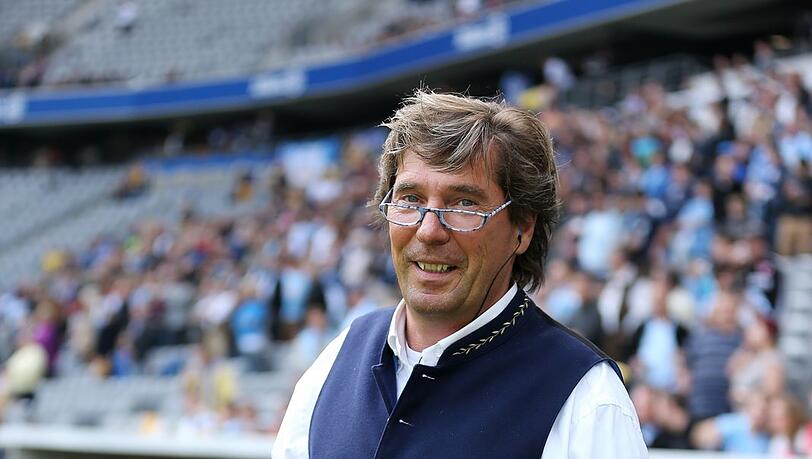"Lieber Stefan, Du hast immer einen festen Platz in unserem Herzen. Du und Deine Stimme werden fehlen. Vergelt's Gott!", erklärt der TSV 1860 in einer Pressemitteilung über Stefan Schneider, der als Stadionsprecher aufhört.
