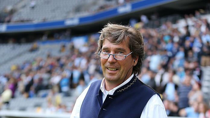 "Lieber Stefan, Du hast immer einen festen Platz in unserem Herzen. Du und Deine Stimme werden fehlen. Vergelt's Gott!", erklärt der TSV 1860 in einer Pressemitteilung über Stefan Schneider, der als Stadionsprecher aufhört.