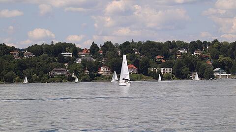 Blick auf mehrere Villen am Starnberger See bei Niederpöcking und Starnberg – wer hier lebt, hat das nötige Kleingeld.