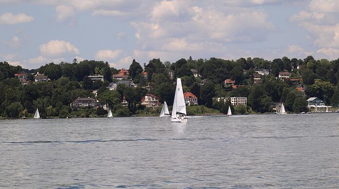 Blick auf mehrere Villen am Starnberger See bei Niederpöcking und Starnberg – wer hier lebt, hat das nötige Kleingeld.
