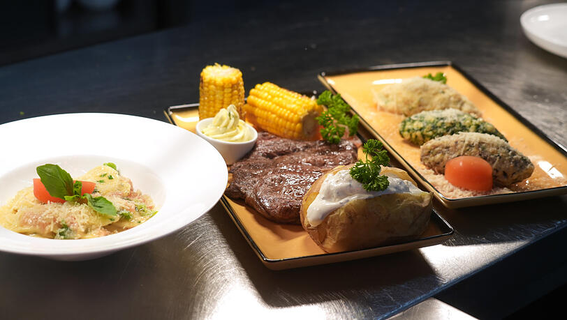 V.l.: Ravioli mit Trüffel, ein Rib-Eye Steak und die Südtiroler Trilogie mit verschiedenen Nocken. Da fällt die Entscheidung schwer! V.l.: Ravioli mit Trüffel, ein Rib-Eye Steak und die Südtiroler Trilogie mit verschiedenen Nocken. Da fällt die Entscheidung schwer!
