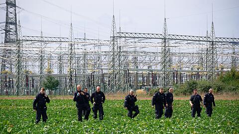 Nach dem Angriff auf die Stromleitungen am Kraftwerk Bergheim bei K&ouml;ln suchten Polizisten nach Beweisen.