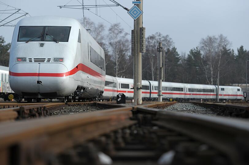 Der erste modernisierte ICE 2 bei der Fahrt aus dem Nürnberger Ausbesserungswerk. Bis 2013 werden 43 weitere Züge folgen.