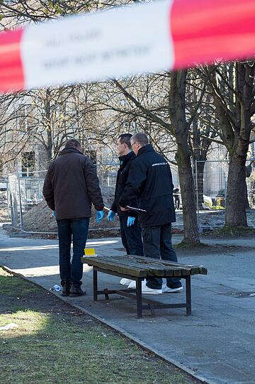 Polizeibeamte untersuchen in Berlin bei der Franziskaner-Klosterruine den Fundort einer männlichen Leiche.